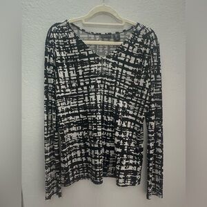 Tahari Black & White Abstract Grid V-Neck Long Sleeve Top